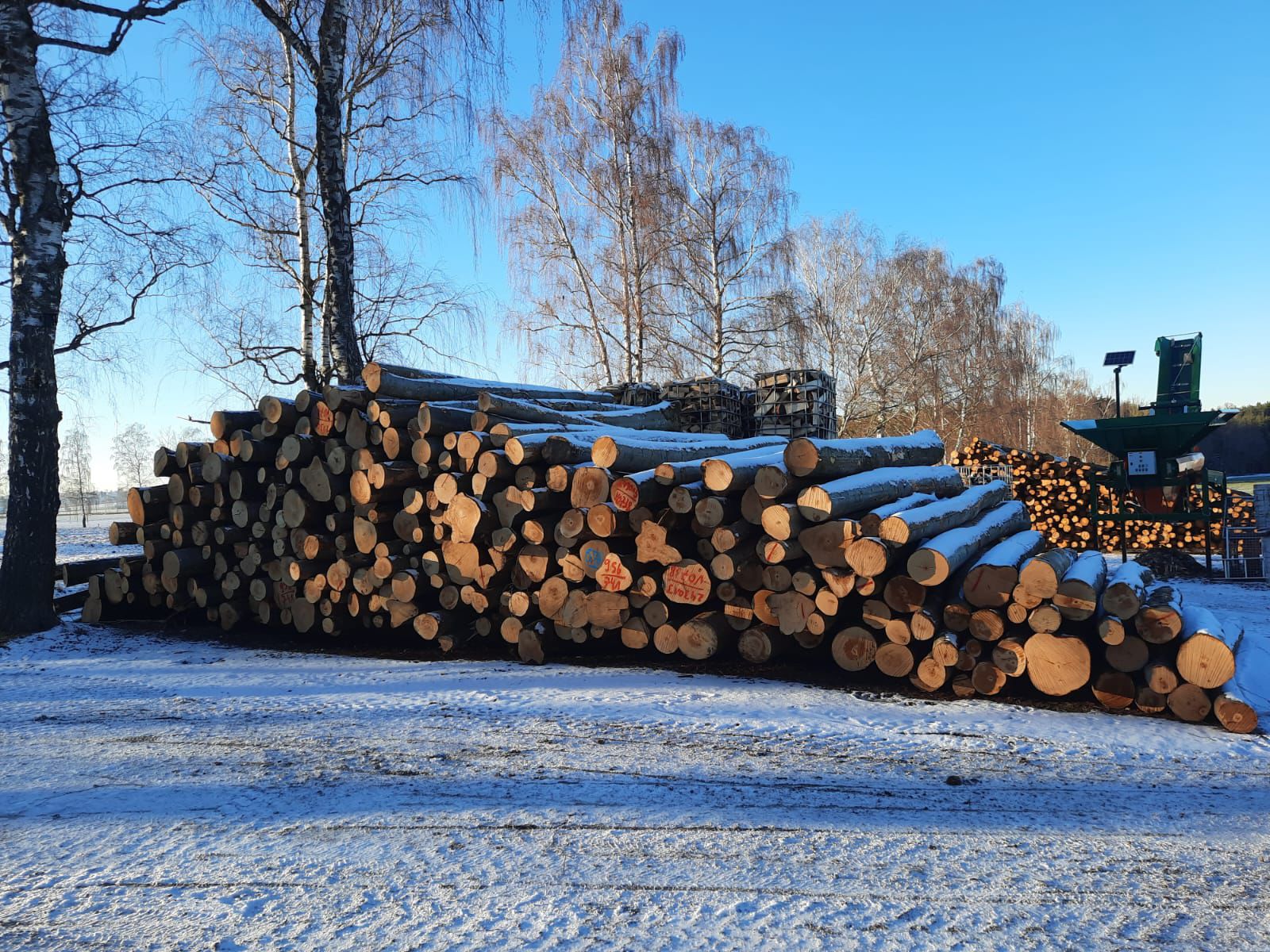 Im Winter einheizen? Gar kein Problem mit dem ofenfertigen Brennholz von Andreas Hof aus Stetten. Brennholz aus der Region: Jetzt kaufen bei Brennholz Andreas Hof!